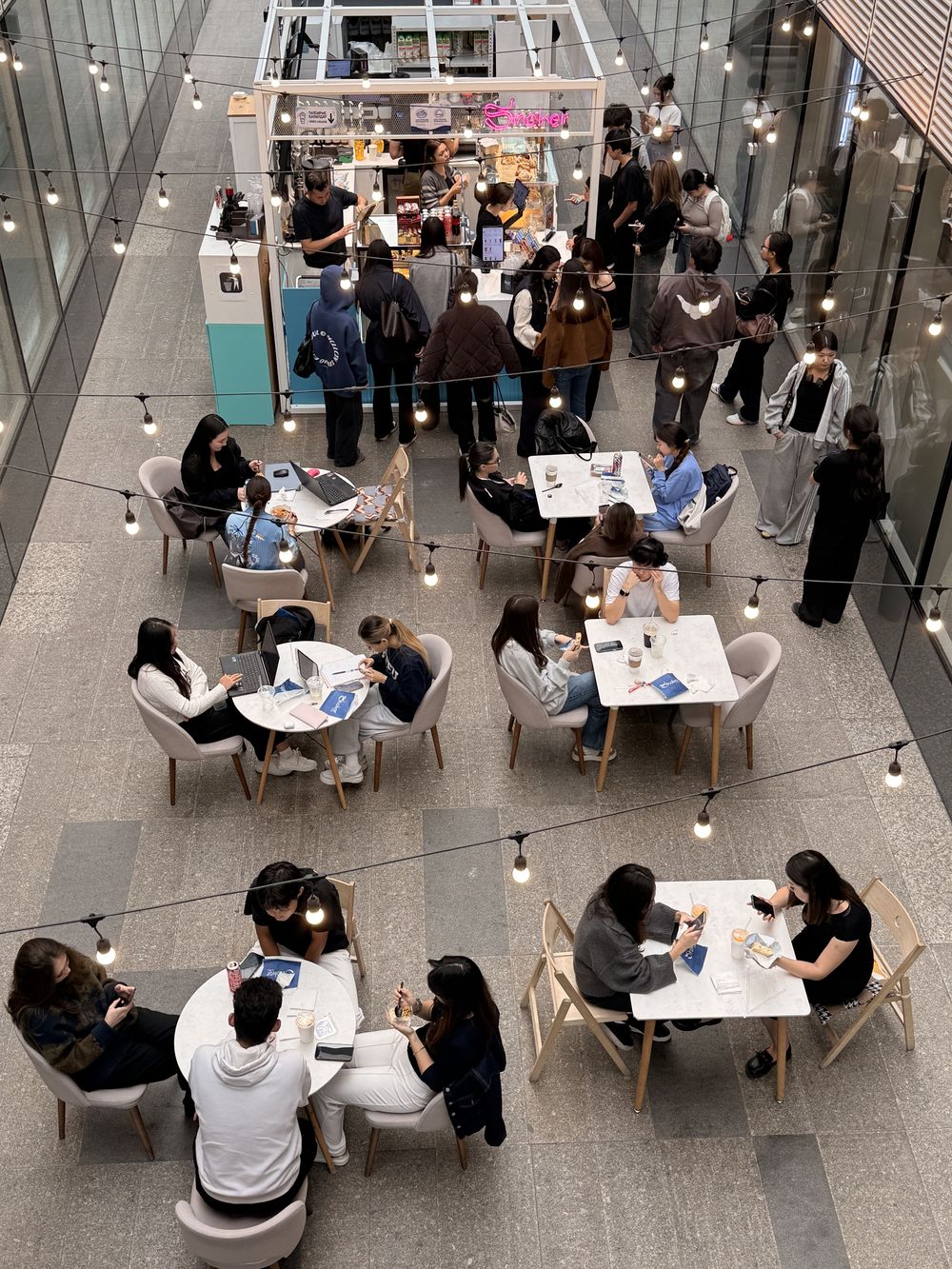 Кофейня Sheker в Astana IT University: очередь у стойки, все столики заняты